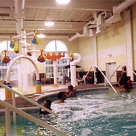Grand Mackinaw Beachfront And Waterpark マッキノー・シティ エクステリア 写真